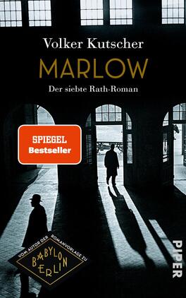 Marlow Das Buchcover zeigt eine stilisierte schwarz-weiße Szene mit einer geheimnisvollen Atmosphäre. Im Vordergrund ist eine Figur in einem Anzug und Hut zu sehen, während sie durch ein großflächiges Fenster auf eine andere Person blickt. Der Titel „MARLOW“ ist in goldenen Buchstaben prominent platziert. Darunter steht „Der siebte Rath-Roman“ in weißer Schrift. Oben links befindet sich ein rotes Kästchen mit dem Text „SPIEGEL Bestseller“. Unten links ist das Logo „BABYLON BERLIN“ in Schwarz auf weißem Hintergrund abgebildet.