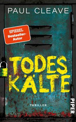Todeskälte Das Buchcover zeigt eine rostige Metalltür mit einem großen Vorhängeschloss, das die Atmosphäre von Mystery und Spannung vermittelt. In auffälligem Gelb ist der Titel „TODESKÄLTE“ in großen, unregelmäßigen Buchstaben dargestellt. Der Name des Autors, Paul Cleave, steht in schlichter weißer Schrift oben auf dem Cover. Ein rotes Rechteck mit der Aufschrift „SPIEGEL Bestseller-Autor“ hebt sich hervor und verstärkt die Aufmerksamkeit. Unten rechts befindet sich das Verlagslogo „PIPER“ in schlichtem Weiß.