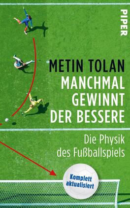Manchmal gewinnt der Bessere Das Buchcover zeigt eine grüne Spielfeldoberfläche mit vier Spielern, die in verschiedenen Positionen Fußball spielen. Der Titel „Manchmal gewinnt der Bessere“ von Metin Tolan steht in großen, schwarzen Buchstaben oben und ist kontrastreich zum Hintergrund. Darunter steht in kleinerer Schrift „Die Physik des Fußballs“, ebenfalls in Schwarz. Eine rote, gebogene Linie und ein Ball mit dem Hinweis „Komplett aktualisiert“ in einer weißen Blase ergänzen das Design, das einen dynamischen, sportlichen Eindruck vermittelt.