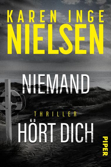 Das Buchcover zeigt eine düstere, schwarz-weiße Szenerie mit einem dramatischen Himmel und welligem Wasser im Vordergrund. Im Mittelpunkt steht ein rotes Rettungssignal, das an einem Pfosten angebracht ist. Oben im Cover ist der Name der Autorin „KAREN INGE NIELSEN“ in großen, leuchtend gelben Buchstaben platziert. Darunter steht der Titel „NIEMAND HÖRT DICH“ in weißen Großbuchstaben. Am unteren Rand befindet sich das Wort „THRILLER“ in gelben Schriftzügen und das Verlagslogo „PIPER“ in hellem Gelb.