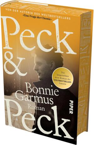 Das Buchcover zeigt ein warmes orange-gelb verlaufendes Design mit einem sepiafarbenen Seitenprofil einer Frau. Großformatiger, verwitterter weißer Schriftzug „Peck & Peck“ dominiert, darunter der Autorenname „Bonnie Garmus“ und das Wort „Roman“. Oben ein schmaler Satz „Von der Autorin des Weltbestsellers“. Auf der rechten Bildseite ein runder gelber Sticker mit dem Text „Der lang ersehnte neue Roman der WELTBESTSELLER-Autorin“. Atmosphärisch nostalgisch, zurückhaltend.