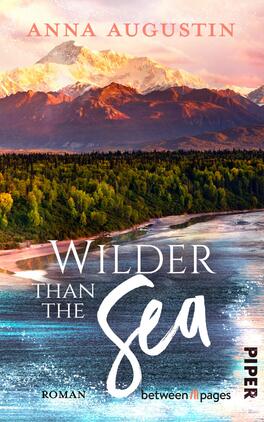 Wilder than the Sea Das Buchcover zeigt eine malerische Landschaft mit hohen, schneebedeckten Bergen im Hintergrund und einem klaren, türkisfarbenen Fluss, der sich durch üppige grüne Wälder schlängelt. Der Titel „Wilder than the Sea“ ist in großen, geschwungenen weißen Buchstaben prominent platziert, während der Autorenname Anna Augustin in einer kleineren, serifenlosen Schrift darüber steht. Der Untertitel „Roman“ ist unauffällig am Fuß des Covers positioniert. Die Farbpalette vermittelt eine harmonische und natürliche Atmosphäre, die Abenteuer und Freiheit suggeriert.