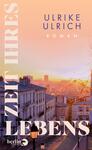 Das Buchcover zeigt eine stimmungsvolle Stadtansicht bei Sonnenuntergang. Im Vordergrund sind elegante, hellbeige Gebäude und eine gepflasterte Straße zu sehen. Der Himmel ist in sanften Orangetönen gefärbt. Der Titel „ZEIT IHRES LEBENS“ ist groß und in verspielter Schriftart am linken Rand angeordnet, während der Name der Autorin „ULRIKE ULRICH“ in deutlich lesbarer blauer Schrift darüber platziert ist. Darunter steht das Wort „Roman“ in kleinerer Schrift.
