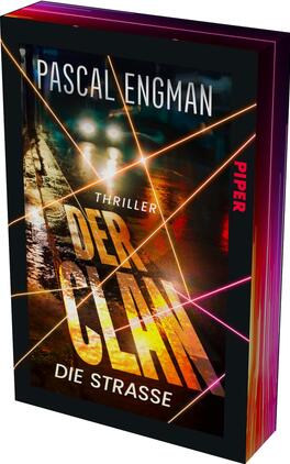 Der Clan – Die Straße Das Buchcover zeigt das dunkel gehaltene, nasse Stadtmotiv mit Scheinwerfern und Straßenreflexen. Oben steht der Autorenname Pascal Engman in schmalen weißen Versalien; mittig großflächig der gelb-orange verfärbte, leicht abgenutzte Titel DER PLAN; darunter in kleiner weißer Schrift „DIE STRASSE“ und der Genrehinweis „THRILLER“. Mehrere diagonal verlaufende, neonartige Lichtstreifen in Orange und Rosa erzeugen eine spannungsgeladene, noirhafte Atmosphäre.