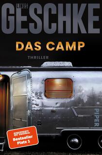 Das Buchcover zeigt einen silbernen Wohnwagen, der vor einem dunklen, bewaldeten Hintergrund platziert ist. Die Fenster des Wohnwagens leuchten orange und vermitteln eine geheimnisvolle Atmosphäre. Der Titel „DAS CAMP“ in großen, orangefarbenen Buchstaben dominiert die obere Mitte des Covers, gefolgt von dem Wort „THRILLER“ in kleinerer Schrift. Der Autor Linus Geschke ist oben links positioniert. Ein rotes Banner auf der linken Seite enthält den Text „SPIEGEL Bestseller Platz 1“.