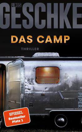 Signierte Ausgabe: Das Camp Das Buchcover zeigt einen silbernen Wohnwagen, der vor einem dunklen, bewaldeten Hintergrund platziert ist. Die Fenster des Wohnwagens leuchten orange und vermitteln eine geheimnisvolle Atmosphäre. Der Titel „DAS CAMP“ in großen, orangefarbenen Buchstaben dominiert die obere Mitte des Covers, gefolgt von dem Wort „THRILLER“ in kleinerer Schrift. Der Autor Linus Geschke ist oben links positioniert. Ein rotes Banner auf der linken Seite enthält den Text „SPIEGEL Bestseller Platz 1“.