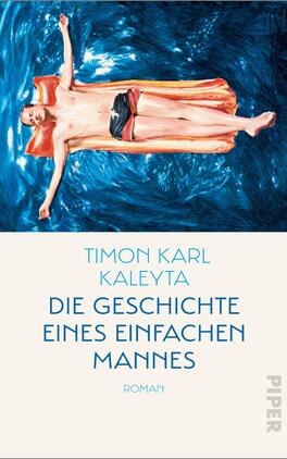 Die Geschichte eines einfachen Mannes Das Buchcover zeigt eine Person, die auf einer orangefarbenen Liege im Wasser liegt. Die Farben des Covers sind lebhaft, mit tiefem Blau des Wassers und warmen Tönen der Liege. Der Titel „DIE GESCHICHTE EINES EINFACHEN MANNES“ ist in großer, blauer Schrift mittig platziert, während darunter der Zusatz „Roman“ in kleinerer Schrift steht. Oben links sind die Namen „TIMON KARL KALEYTA“ in einer eleganten Schriftart abgebildet. Die Gesamtdarstellung vermittelt eine entspannende und nachdenkliche Atmosphäre.
