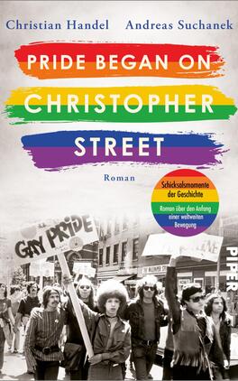 Pride began on Christopher Street Das Buchcover zeigt eine schwarz-weiße Fotografie einer historischen Demonstration, in der Menschen mit transparenten Bannern und Schildern sichtbar sind. Oben ist der Titel „Pride Began on Christopher Street“ in bunten, horizontalen Streifen in Rot, Gelb, Grün und Blau platziert. Die Namen der Autoren, Christian Handel und Andreas Suchanek, sind in einer klaren Schriftart über dem Titel angeordnet. Unten befindet sich ein gelbes Kreissymbol mit dem Text „Schicksalsmomente der Geschichte. Roman über den Anfang einer weltweiten Bewegung“. Das gesamte Cover vermittelt eine starke Botschaft von Stolz und Zusammenhalt.
