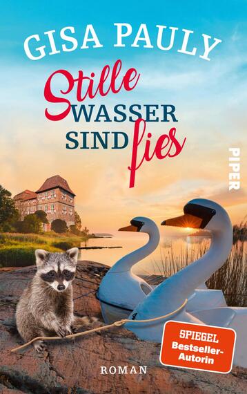 Das Buchcover zeigt eine malerische Szene mit einem ruhigen Gewässer, umgeben von einer idyllischen Landschaft und einem historischen Gebäude im Hintergrund. Im Vordergrund sind zwei Tierfiguren, ein Waschbär und Schwäne, die dem Cover eine lebendige Note verleihen. Der Titel „Stille Wasser sind fies“ ist in markanten, rot und blau gehaltenen Buchstaben geschrieben, während der Autorenname „Gisa Pauly“ prominent oben zu sehen ist. Das Verlagslogo und der Verweis „SPIEGEL-Bestseller-Autorin“ befinden sich am rechten Rand.