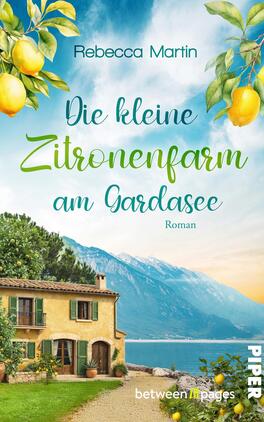 Lemon Blossoms - Die kleine Zitronenfarm am Gardasee Das Buchcover zeigt eine malerische Landschaft am Gardasee mit einem charmanten, zweistöckigen Haus in warmen Erdtönen. Im Vordergrund sprießen grüne Pflanzen und Zitronen hängen fruchtig von den Bäumen. Der Himmel ist blau mit sanften Wolken, im Hintergrund erheben sich die Berge. In geschwungener, grüner Schrift steht der Titel „Die kleine Zitronenfarm am Gardasee“ von Rebecca Martin. Darunter befindet sich der Hinweis „Roman“ in schlichter Schrift. Die Atmosphäre vermittelt Idylle und mediterranes Flair.