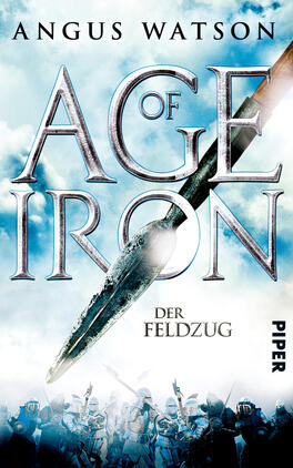 Age of Iron Das Buchcover zeigt einen dramatischen, wolkigen Himmel, über dem eine große, glänzende Lanze diagonal schwebt. Der Titel „AGE OF IRON“ ist in markanten, silbernen Buchstaben gestaltet, wobei das Wort „OF“ kleiner und im großen „A“ integriert ist. Darunter steht der Untertitel „DER FELDZUG“ in klarer Schrift. Im unteren Bereich sind schattierte Krieger in Rüstung zu sehen, die dem Betrachter entgegenblicken, was eine spannungsgeladene Atmosphäre erzeugt. Der Autor Angus Watson wird in kleinerer Schrift oben links genannt.