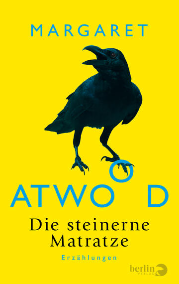 Das Buchcover zeigt einen kräftigen, schwarzgrauen Raben auf einem leuchtend gelben Hintergrund. Der Titel „Die steinerne Matratze“ ist in einer klaren, blauen Schriftart unter dem Autorennamen „MARGARET ATWOOD“ platziert. Der Schriftzug des Titels hebt sich durch eine verspielte Typografie hervor und vermittelt eine moderne, unkonventionelle Atmosphäre. Unter dem Titel steht in kleinerer Schrift „Erzählungen“.