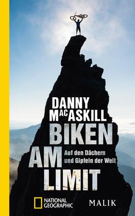 Biken am Limit Das Buchcover zeigt eine beeindruckende Berglandschaft mit einem hohen, schroffen Gipfel. Darauf steht ein Biker in akrobatischer Pose, der sein Fahrrad über dem Kopf hält. Der Himmel ist durch Wolken und Lichtstrahlen atmosphärisch gestaltet. In großen, weißen Buchstaben steht der Titel „BIKEN AM LIMIT“ und der Autorenname „DANNY MACASKILL“ ist darüber platziert. Die Unterzeile „Auf den Dächern und Gipfeln der Welt“ ergänzt die zentrale Aussage. Der gelbe Rand verleiht dem Cover einen markanten Kontrast.
