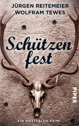 Schützenfest Das Buchcover zeigt ein Geweih über einem Tierkopf mit weißen Beinen vor einer strukturierten, grauen Wand. Der Titel „Schützenfest“ ist in eleganter, schwarzer Schrift prominent in der Mitte platziert. Darunter steht in kleinerer, schwarzer Schrift: „Ein Westfalen-Krimi“. Die Autoren, Jürgen Reitemeier und Wolfram Tewes, sind in einer Doppellinie oberhalb des Titels in weißer Schrift aufgeführt.