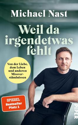 Weil da irgendetwas fehlt Das Buchcover zeigt einen lächelnden Mann mit kurzem, blondem Haar, der auf einem Stuhl sitzt. Der Hintergrund ist in einem leichten Grauton gehalten, während die Schriftzüge in einer Kombination aus kräftigen und sanften Farben erscheinen. Der Titel „Weil da irgendetwas fehlt“ steht in großen, hellen Buchstaben oben auf dem Cover. Darunter befindet sich ein gelber Kreis mit dem Text „Von der Liebe, dem Leben und anderen Missverständnissen“. Am unteren Rand ist ein rotes Badge mit dem Hinweis „SPIEGEL Bestseller Platz 1“ zu sehen, während das Verlagslogo „PIPER“ in weißer Schrift platziert ist.