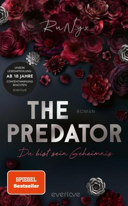 The Predator – Du bist sein Geheimnis Das Buchcover zeigt ein tiefschwarzes Hintergrunddesign, das von üppigen, roten und burgunderfarbenen Rosen akzentuiert wird. In der oberen Mitte steht der Titel „THE PREDATOR“ in großen, silbernen Buchstaben, während unterhalb der Titel der Zusatz „Du bist sein Geheimnis“ in eleganterer Schrift erscheint. Der Autorname „RuNyx“ ist oben auf dem Cover platziert, in einer verspielten Schriftart. Am unteren Rand befindet sich ein monojakiger, orangefarbener Aufkleber mit dem Text „SPIEGEL Bestseller“, der eine weitere Lesempfehlung beinhaltet.