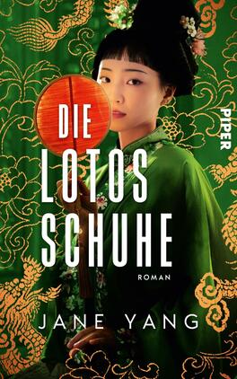 Die Lotosschuhe Das Buchcover zeigt eine elegante Frau in einem grünen traditionellen Kleid, die sanft zur Seite blickt. Sie hält eine rote Laterne in der Hand, deren Farbton mit der opulenten, goldenen Stickerei im Hintergrund harmoniert. Der Titel „DIE LOTOS SCHUHE“ ist in großen, weißen Buchstaben in der Mitte platziert, während der Name der Autorin, Jane Yang, in kleinerer, weißer Schrift am unteren Rand zu finden ist. Die Gesamtatmosphäre vermittelt Tradition und Kultur.