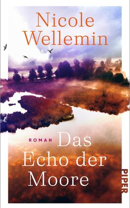 Das Echo der Moore Das Buchcover zeigt eine impressionistische Landschaft mit moorartigen Gewässern, die in sanften Violett- und Orangetönen gehalten sind. Der Himmel ist mit sanften Wolken und fliegenden Vögeln dargestellt, was eine ruhige, melancholische Atmosphäre vermittelt. Der Titel „Das Echo der Moore“ ist prominent in der Mitte platziert, in einer eleganten, weißen Schrift, während der Name der Autorin, Nicole Wellemin, darüber in leuchtendem Orange erscheint. Der Verweis „Roman“ ist klein und dezent, unten rechts wirkt das Cover harmonisch und ansprechend.