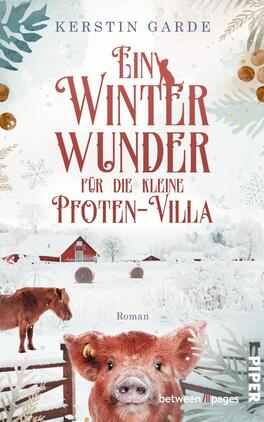 Ein Winterwunder für die kleine Pfoten-Villa Das Buchcover zeigt eine winterliche Landschaft mit einem kleinen roten Bauernhaus im Hintergrund, umgeben von schneebedeckten Feldern. Im Vordergrund stehen ein Schwein und ein Hund, die eine freundliche Atmosphäre schaffen. Die Titelgestaltung „Ein WINTER WUNDER für die kleine Pfoten-Villa“ ist in verspielter Schriftart gehalten, wobei „WINTER WUNDER“ in großen, auffälligen Buchstaben hervortritt. Die Farbgebung ist insgesamt soft mit weißen, roten und blauen Tönen, unterstützt von floralen und winterlichen Motiven.