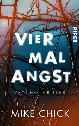 Vier mal Angst Das Buchcover zeigt einen düsteren Hintergrund in verschiedenen Blautönen, der durch orangefarbene Akzente aufgelockert wird. In der Mitte steht der Titel „VIER MAL ANGST“ in großen, weißen Buchstaben, die durch ihre klare Typografie hervorstechen. Darunter befindet sich die Unterzeile „Psychothriller“ in einer subtileren Schriftart. Der Autorenname „Mike Chick“ ist ebenfalls in Weiß, etwas kleiner platziert. Über dem Titel sind schwarze Zweige zu sehen, die eine bedrohliche Atmosphäre schaffen.