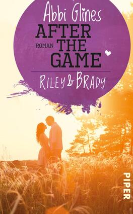 After the Game – Riley und Brady Das Buchcover zeigt ein romantisches Paar, das in einem Feld steht, umgeben von hohem Gras. Die Farbgestaltung ist warm, mit einem sanften Sonnenuntergang im Hintergrund. Über dem Paar schwebt ein großer lila Kreis, in dem der Titel „AFTER THE GAME“ und der Autor „Abbi Glines“ in auffälliger Typografie platziert sind. Darunter stehen die Namen „Riley & Brady“ in elegantem Schriftzug. Die Atmosphäre des Covers vermittelt eine gefühlvolle und verträumte Stimmung.