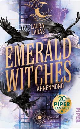 Emerald Witches Das Buchcover zeigt einen mystisch gestalteten Hintergrund in sanften, verblassten Farben, überlagert von goldenen, eleganten Schriftzügen. Im Vordergrund sind mehrere schwarze Krähen zu sehen, die dynamisch um den zentralen Titel „Emerald Witches“ kreisen. Darunter steht der Untertitel „Ahnenmond“ in einer schlichten Schriftart. Oben links ist der Autor „Laura Labas“ in einer feinen, gut lesbaren Schrift platziert. Ein Sticker mit dem Text „20 Jahre PIPER FANTASY“ in einem abgerundeten, bunten Design befindet sich im unteren Bereich.