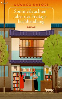 Sommerleuchten über der Freitagsbuchhandlung Das Buchcover zeigt eine farbenfrohe Illustration einer Buchhandlung im historischen Stil. Im Vordergrund stehen zwei Figuren, eine Frau in einem roten Kleid und ein Mann, vor einem Bücherregal, das voll mit bunten Buchrücken ist. Oberhalb der Buchhandlung ist der Titel „Sommerleuchten über der Freitagbuchhandlung“ in gelber Schrift angeordnet. Der Himmel ist orange und verleiht dem Cover eine warme Atmosphäre. Das Element der Natur wird durch grüne Bäume seitlich des Eingangs unterstrichen.