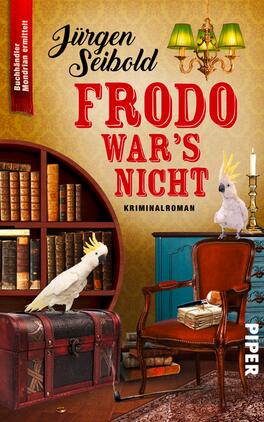 Frodo war’s nicht Das Buchcover zeigt eine gemütliche, nostalgische Szenerie mit einer runden Bücherwand im Hintergrund, die zahlreiche Bücher zeigt. Im Vordergrund sind ein ornamentierter Sessel und ein Koffer zu sehen. Zwei weiße Kakadus stehen auf dem Koffer und dem Tisch. Der Titel „FRODO WAR'S NICHT“ ist in großen, roten Buchstaben platziert, darunter steht „Kriminalroman“. Der Autor Jürgen Seibold ist oben links auf dem Cover abgedruckt. Das Gesamtbild vermittelt eine humorvolle und einladende Atmosphäre.