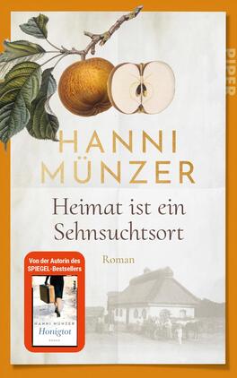 Heimat ist ein Sehnsuchtsort Das Buchcover zeigt auf einem orangefarbenen Hintergrund einen aufgeschnittenen Apfel und Äste mit Blättern. Oben steht in großen, goldenen Buchstaben „HANNI MÜNZER“. Darunter ist der Titel „Heimat ist ein Sehnsuchtsort“ in weißer Schrift platziert. Am unteren Rand befindet sich der Hinweis „Roman“. In der linken unteren Ecke ist ein rotes Feld mit dem Text „Von der Autorin des SPIEGEL-Bestsellers“ und dem Titel „Honigtot“. Die gesamte Gestaltung vermittelt eine warme, einladende Atmosphäre.