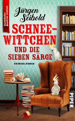 Schneewittchen und die sieben Särge Das Buchcover zeigt einen gemütlichen Lesesessel in orangebraunem Stoff, daneben steht ein Tisch mit einem aufgeschlagenen Buch und einem Stapel Bücher. Im Hintergrund ist eine Bücherwand zu sehen. Auf einer Lehne des Sessels sitzen zwei Papageien. Der Titel „SCHNEEWITTCHEN UND DIE SIEBEN SÄRGE“ steht in großen, roten Buchstaben, während der Autor „Jürgen Seibold“ darüber in kleinerer Schrift erscheint. Die Hintergrundfarbe ist ein sanftes Mintgrün mit einem feinen Muster, was die Atmosphäre freundlich und einladend wirken lässt.