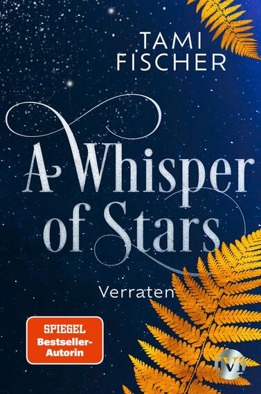 Das Buchcover zeigt einen Nachthimmel, der mit funkelnden Sternen übersät ist. In der Mitte steht der Titel „A Whisper of Stars“ in eleganter, geschwungener Schrift, während darunter das Wort „Verraten“ in klarerem, einfacherem Font platziert ist. Oben befindet sich der Name der Autorin Tami Fischer in einem schlichten, weißen Schriftzug. Im unteren Bereich leuchtet ein rotes Emblem mit dem Text „SPIEGEL Bestseller-Autorin“. Eine gelbe Farnpflanze in der rechten unteren Ecke rundet das harmonische Gesamtbild ab.