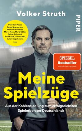 Meine Spielzüge Das Buchcover zeigt einen männlichen Protagonisten mit mittellangen Haaren und Bart, der im Vordergrund steht und in einem sportlichen, aber eleganten Outfit gekleidet ist. Der Hintergrund zeigt ein Fußballstadion mit jubelnden Fans. Der Titel „Meine Spielzüge“ ist in großer, gelber Schrift prominent platziert. Darüber steht der Name des Autors „Volker Struth“ in schwarz. Eine beige Box hebt den Hinweis „SPIEGEL Bestseller“ hervor, mit dem Zusatz „Jetzt als Taschenbuch“. Die Gesamtatmosphäre vermittelt das Thema Fußball und Erfolg.