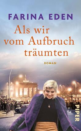 Als wir vom Aufbruch träumten Das Buchcover zeigt eine Frau mit blonden, kurzen Haaren, die in einem lila Mantel vor einer Menschenmenge steht. Im Hintergrund ist ein historisches Gebäude vor einem dramatischen Himmel in Blau- und Grautönen abgebildet. Der Titel „Als wir vom Aufbruch träumten“ ist in großen, orangefarbenen Buchstaben zentriert, während der Autornamen „Farina Eden“ in dunkelvioletten, oberen Buchstaben steht. Unten rechts ist das Verlagslogo „PIPER“ in Gold zu sehen. Die Atmosphäre vermittelt einen nostalgischen und projektierten Aufbruch.