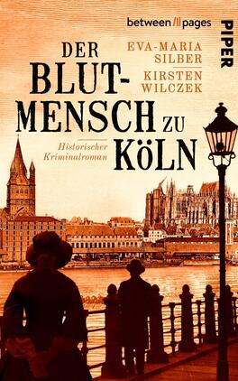 Der Blutmensch zu Köln Das Buchcover zeigt eine historische Kulisse mit einer sepiafarbenen Farbgestaltung. Im Vordergrund sind Silhouetten von zwei Personen zu sehen, während im Hintergrund die Kölner Skyline, einschließlich des Doms und anderer markanter Gebäude, abgebildet ist. Der Titel „Der Blutmensch zu Köln“ steht in großen, auffälligen Buchstaben oben, flankiert von den Autorennamen Eva-Maria Silber und Kirsten Wilczek. Unter dem Titel wird „Historischer Kriminalroman“ in kleinerer Schrift angezeigt. Die Atmosphäre vermittelt eine mysteriöse und historische Stimmung.