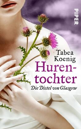 Hurentochter - Die Distel von Glasgow Das Buchcover zeigt den Titel „Hurentochter“ in einer auffälligen, lila Schrift, unter dem befindet sich der Untertitel „Die Distel von Glasgow“ in einem schlichten, weißen Font. Im oberen Bereich ist der Name der Autorin Tabea Koenig in dezentem Schwarz platziert. Der Hintergrund zeigt eine feminine Figur mit blasser Haut, die sanft mit einer Hand eine Distel hält, welche die zentrale visuelle Metapher bildet. Die weichen, pastellfarbenen Töne schaffen eine melancholische und nachdenkliche Atmosphäre.