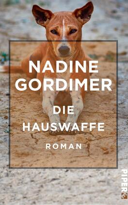 Die Hauswaffe Das Buchcover zeigt einen braunen Hund, der auf einer trockenen, rissigen Erde sitzt. Der Hintergrund ist neutral und unauffällig, wodurch der Fokus auf dem Hund liegt. Über dem Hund steht in großer, weißer Schrift der Name der Autorin „Nadine Gordimer“. Darunter befindet sich der Titel „DIE HAUSWAFFE“ in gleicher Schriftgröße, gefolgt von „ROMAN“ in kleinerer Schrift. Die Farbgestaltung ist schlicht, mit einem starken Kontrast zwischen dem Text und dem Hintergrund.