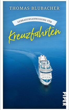 Gebrauchsanweisung für Kreuzfahrten Das Buchcover zeigt ein großes Kreuzfahrtschiff, das auf tiefblauem Wasser fährt. Der Himmel ist klar und strahlt in einem sanften Blau. Oben im Cover steht in einer geschwungenen Schrift „Gebrauchsanweisung für“ in weißer Farbe, während der Titel „Kreuzfahrten“ in einer auffälligen, gelben Schrift darunter platziert ist. Der Name des Autors, Thomas Blubacher, erscheint oben in einfacher, schwarzer Schrift. Das Cover vermittelt eine einladende und entspannte Atmosphäre.