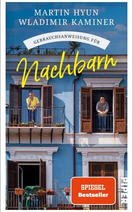 Gebrauchsanweisung für Nachbarn Das Buchcover zeigt eine farbenfrohe Fassade eines blau gestrichenen Gebäudes mit mehreren Fenstern. Zwei Männer stehen auf den Balkonen, einer trägt ein gelbes Shirt, der andere ein dunkelgraues Hemd. Über den Fenstern ist der Titel „Gebrauchsanweisung für Nachbarn“ in geschwungener, gelber Schrift platziert. Oben stehen die Autorennamen „Martin Hyun“ und „Wladimir Kaminer“ in weißer Schrift. Am unteren Rand befindet sich ein orangefarbener Button mit dem Text „SPIEGEL Bestseller“.