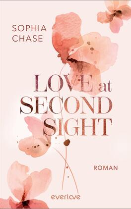 Love at Second Sight Das Buchcover zeigt eine sanfte, watercolor-inspirierte Darstellung von zarten Blüten in Rosa- und Pfirsichtönen. Die Titelinschrift „LOVE at SECOND SIGHT“ erscheint in einer eleganten, kräftigen Schriftart und glänzt in Roségold. Unter dem Titel steht das Wort „ROMAN“ in einer schlichteren Schrift. Der Name der Autorin, „SOPHIA CHASE“, ist in einer schmaleren Schrift oben platziert. Die insgesamt harmonische Farbgestaltung und die leichte, romantische Atmosphäre verleihen dem Cover einen ansprechenden, einladenden Charakter.
