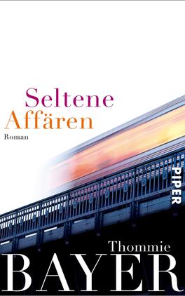 Seltene Affären Das Buchcover zeigt einen minimalistischen, hellen Hintergrund. Im oberen Bereich ist der Titel „Seltene Affären“ in einer eleganten, stilvollen Schriftart in Violett und Orange platziert. Darunter steht das Wort „Roman“ in kleinerer Schrift. Am unteren Rand ist der Autorname „Thommie Bayer“ in großer, auffälliger, schwarzer Schrift zu sehen. Ein verschwommener, dynamischer Farbverlauf in Gelb und Orange vermittelt eine Gefühl von Bewegung. Ein grafisches Element einer Brücke erstreckt sich über die gesamte Breite des Covers.