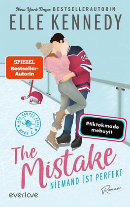 The Mistake – Niemand ist perfekt Das Buchcover zeigt ein romantisches Paar, das sich umarmt und küsst, während sie sich an einem Geländer befinden. Die Frau trägt ein pinkes Oberteil und eine Mütze, der Mann ist in einem blau-weiß gestreiften Trikot gekleidet. Die Farbpalette ist sanft und pastellartig, mit dominierenden Rosatönen und einem hellblauen Hintergrund. Der Titel „The Mistake“ ist in einer verspielten, pinken Schrift gestaltet, während der Untertitel „Niemand ist perfekt“ in einer schlichten, grauen Schrift darunter steht. Oben links steht „SPREGER Bestseller-Autorin“ und der Verweis „New York Times Bestsellerautorin“ stammt von Elle Kennedy. Ein schwarzer Kasten im unteren Bereich enthält den Hashtag „#tiktokmademebuyit“.