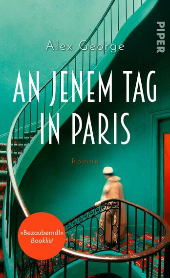 Das Buchcover zeigt eine elegante, geschwungene Treppe in einem mysteriösen, mintgrünen Raum. Eine stilisierte Figur in einem hellen Mantel und Hut schreitet die Treppe hinunter. Der Titel „AN JENEM TAG IN PARIS“ ist in großen, weißen Buchstaben oben platziert, während der Autor Alex George in einer anderen Schriftart darüber steht. Am unteren Rand des Covers befindet sich ein auffälliger, oranger Kreis mit dem Text „„Bezaubernd!“ Booklist“, der den Eindruck von Lebhaftigkeit verstärkt.