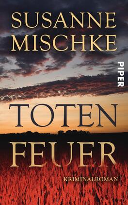 Totenfeuer Das Buchcover zeigt eine dramatische Landschaft mit einem weiten Feld, das von hohen, roten Gräsern geprägt ist. Der Himmel ist in warmen Orange- und Blautönen gehalten, mit dichten, dunklen Wolken, die eine mysteriöse Stimmung erzeugen. Der Titel „TOTEN FEUER“ ist in großen, kräftigen, schwarzen Buchstaben zentriert, während der Name der Autorin „SUSANNE MISCHKE“ in eleganter, goldener Typografie darüber steht. Unten rechts befindet sich der Hinweis „KRIMINALROMAN“.
