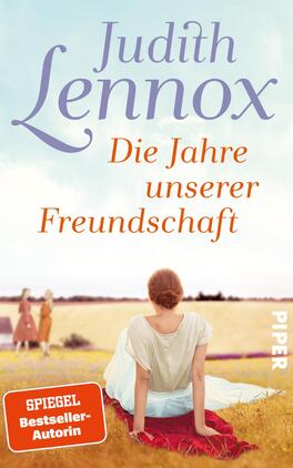 Die Jahre unserer Freundschaft Das Buchcover zeigt eine romantische Szene im Freien, mit sanften Farben in Pastelltönen. Im Vordergrund ist eine Frau in einem hellen, fließenden Kleid zu sehen, die dem Betrachter den Rücken zugewandt. Im Hintergrund stehen zwei weitere Frauen, umgeben von einer idyllischen Landschaft mit sanften Hügeln. Der Titel „Die Jahre unserer Freundschaft“ ist in einer warmen, orangen Schrift gestaltet, während der Autorenname „Judith Lennox“ in einem eleganten, lila Font darüber steht. Ein Hinweis im unteren Bereich vermeldet „SPIEGEL Bestseller-Autorin“ in roter Schrift.