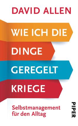 Wie ich die Dinge geregelt kriege Das Buchcover zeigt einen klaren, modernen Stil mit kräftigen Farben. Der Titel „WIE ICH DIE DINGE GEREGELT KRIEGE“ steht in großen, auffälligen Buchstaben und ist in orange, blau und rot gestaltet. Die Farben sind in Form von breiten Pfeilen angeordnet, die dynamisch wirken. Unten befindet sich der Zusatz „Selbstmanagement für den Alltag“ in schlichter, schwarzer Schrift. Der Autorenname „David Allen“ ist prominent und in rot platziert.