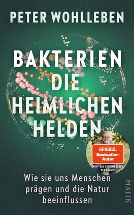 Bakterien – die heimlichen Helden Das Buchcover zeigt auf einem tiefgrünen Hintergrund eine Vielzahl von bunten Bakterien in unterschiedlichsten Formen. Zentral platziert steht der Titel „BAKTERIEN DIE HEIMLICHEN HELDEN“ in großen, weißer Schrift. Unten rechts ist ein runder Ausschnitt mit einem Porträt des Autors Peter Wohlleben, begleitet von einem Hinweis auf ihn als „SPIEGEL Bestseller-Autor“. Darunter befindet sich der Untertitel „Wie sie uns Menschen prägen und die Natur beeinflussen“ in kleinerer Schrift.