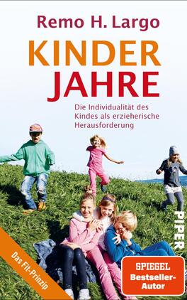 Kinderjahre Das Buchcover zeigt mehrere Kinder, die fröhlich auf einer grünen Wiese spielen. Oben steht der Titel „KINDER JAHRE“ in großen, orangefarbenen Buchstaben. Darunter befindet sich der Untertitel „Die Individualität des Kindes als erzieherische Herausforderung“ in schwarz. Der Autor Remo H. Largo wird oben links in schwarzer Schrift genannt. Unten rechts ist das Verlagslogo „PIPER“ abgebildet. In der unteren linken Ecke befindet sich ein Hinweis auf das „Das Fit-Prinzip“ und der Text „SPIEGEL Bestseller-Autor“.