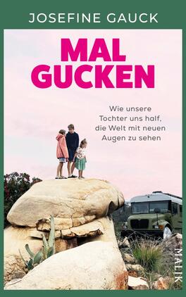 Mal gucken Das Buchcover zeigt eine idyllische Landschaft mit drei Kindern, die auf einem großen Felsen stehen. Der Himmel ist in sanften Rosa- und Lilatönen gehalten, was eine warmes und einladendes Gefühl vermittelt. Der Titel „MAL GUCKEN“ ist in großen, pinken Buchstaben auf dem Cover abgedruckt, während der Untertitel in einer schlichten Schrift darunter steht: „Wie unsere Tochter uns half, die Welt mit neuen Augen zu sehen“. Der Autorname „Josefine Gauck“ ist oben auf dem Cover platziert.