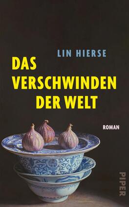 Das Verschwinden der Welt Das Buchcover zeigt drei stilisierte Schalen in verschiedenen Größen, auf denen mehrere lila Zwiebeln platziert sind. Der Hintergrund ist dunkel und vermittelt eine ruhige, melancholische Atmosphäre. Der Titel „DAS VERSCHWINDEN DER WELT“ ist in großen, gelben Buchstaben prominent platziert, während der Name des Autors „LIN HIERSE“ in blauen Lettern darüber steht. Am unteren Rand ist das Wort „ROMAN“ in kleinerer Schrift abgedruckt.