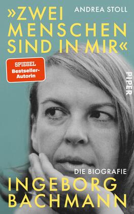„Zwei Menschen sind in mir“ Das Buchcover zeigt ein Porträt von Ingeborg Bachmann in Schwarz-Weiß, das ihre nachdenkliche Miene und lange, offene Haarpracht betont. Der Hintergrund ist in einem sanften Türkis gehalten. Über dem Bild steht in großen, gelben Buchstaben der Titel „Zwei Menschen sind in mir“, gefolgt von der Autorin Andrea Stoll. Am unteren Rand ist der Hinweis „Die Biografie“ in Weiß zu sehen. Ein rotes Kästchen links informiert über den Status als „Spiegel Bestseller-Autorin“.